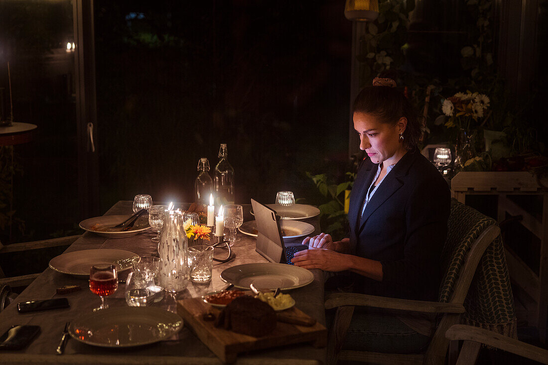 Frau benutzt digitales Tablet am Tisch