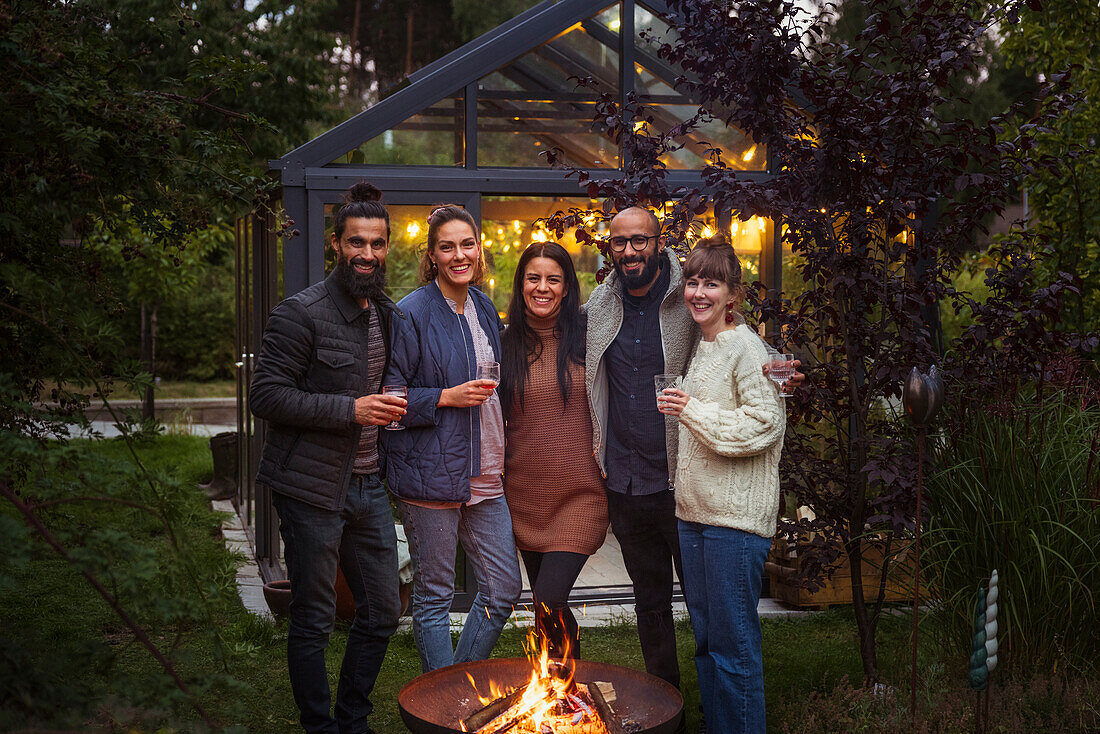 Glückliche Freunde stehen im Garten