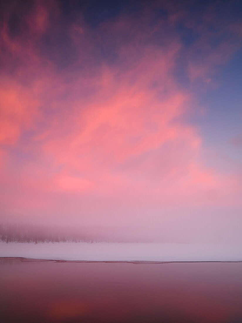 Sonnenuntergang über dem Wintersee