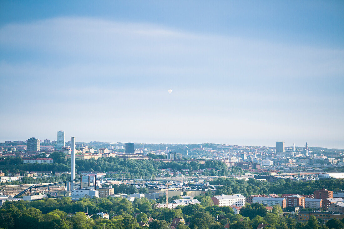 Luftaufnahme der Stadt und blauer Himmel