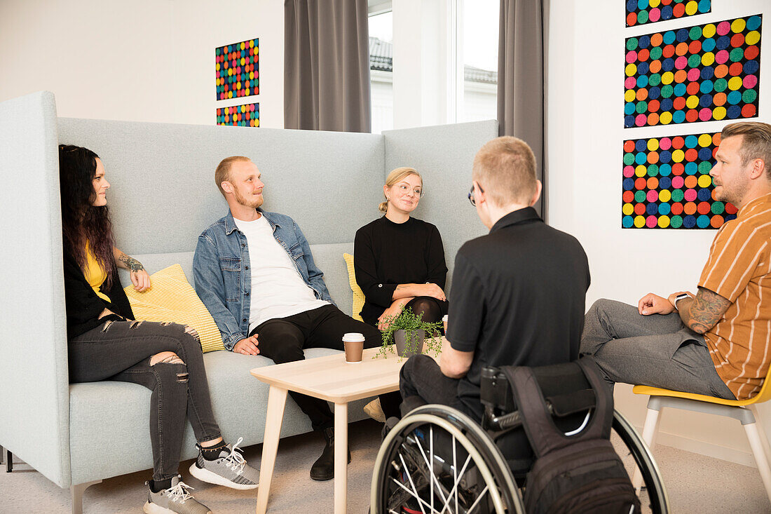 Schüler ruhen sich in der Cafeteria aus