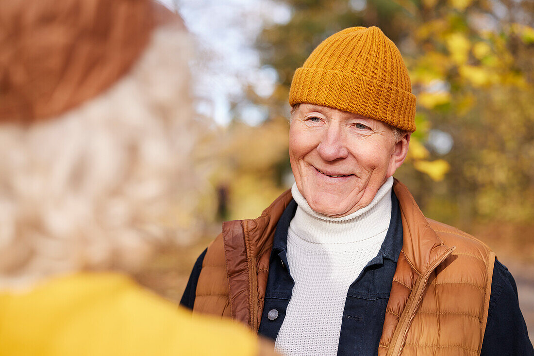 Lächelnder Mann schaut weg