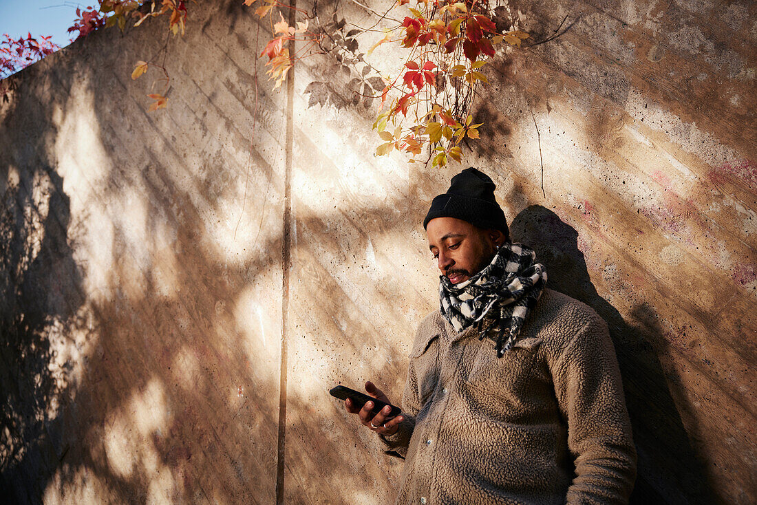 Mann mit Mobiltelefon