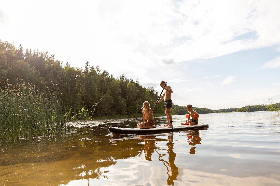 Kinder paddeln auf einem See