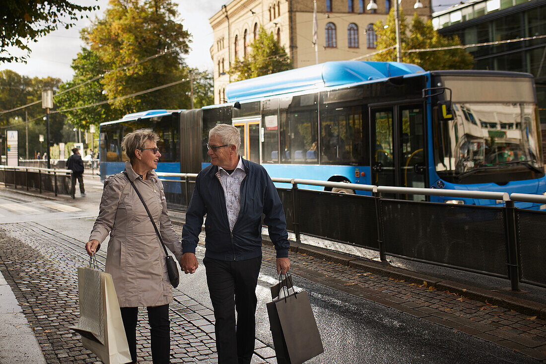 Reifes Paar geht zusammen spazieren