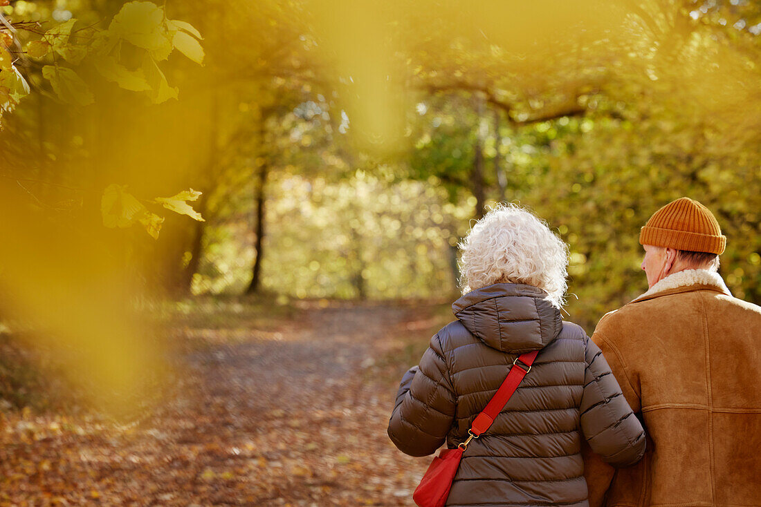 Älteres Paar beim Spaziergang im Herbstpark