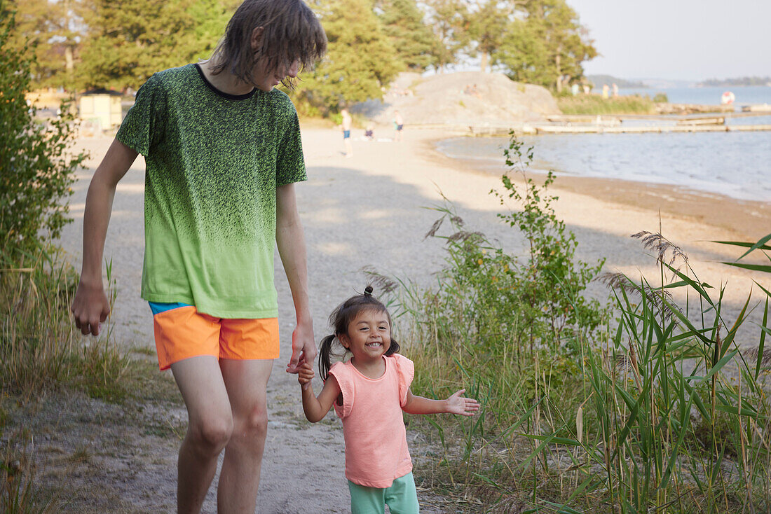 Jugendlicher mit kleiner Schwester