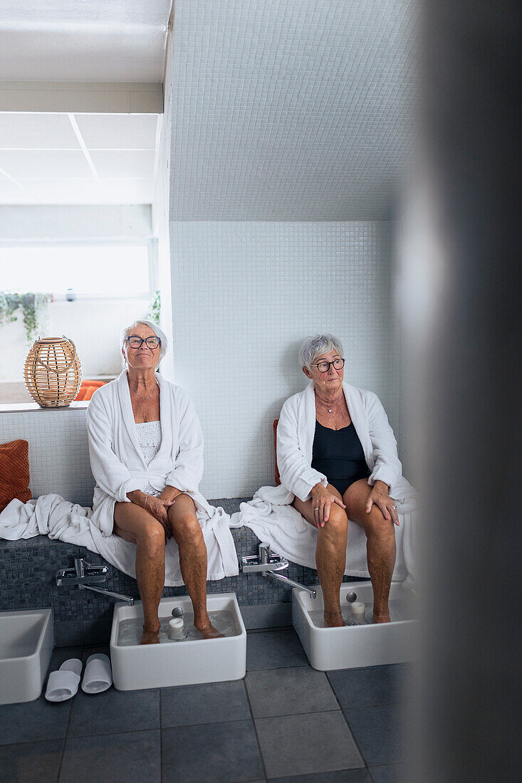 Ältere Frauen beim Fußbad in einem Heilbad