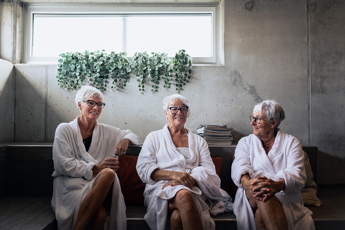 Ältere Frauen entspannen im Spa