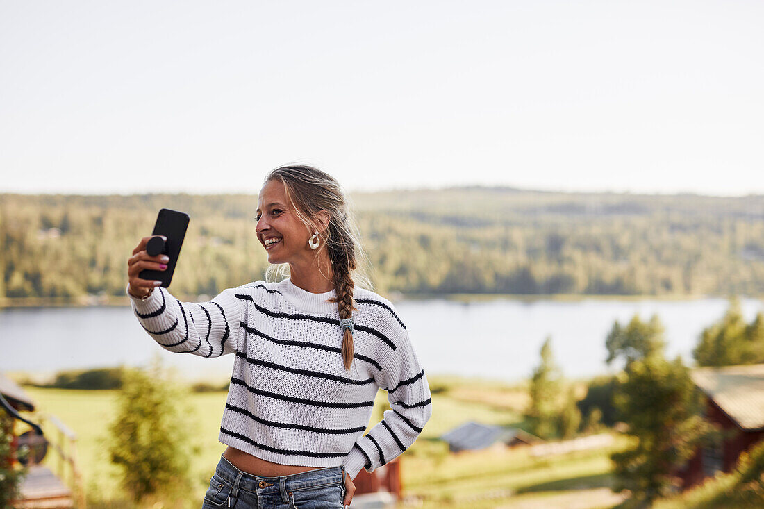 Lächelnde Frau macht Selfie