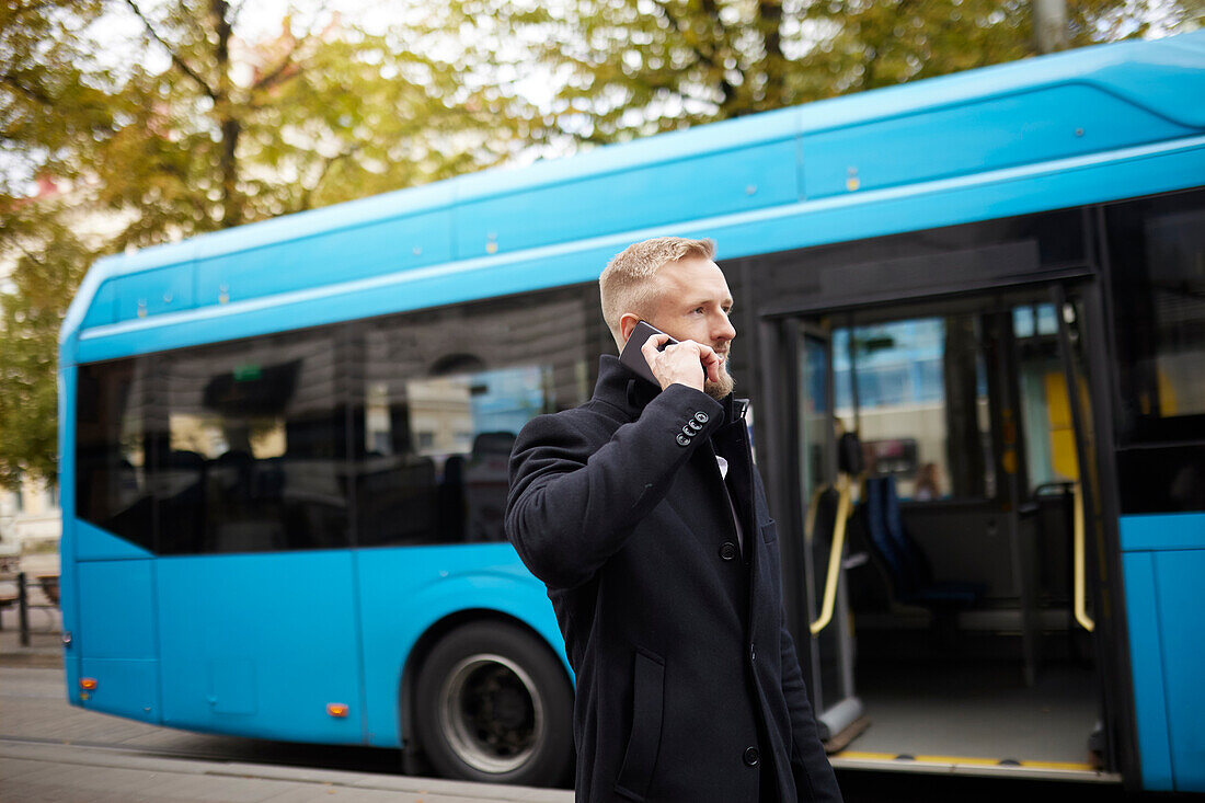 Mann telefoniert mit Handy