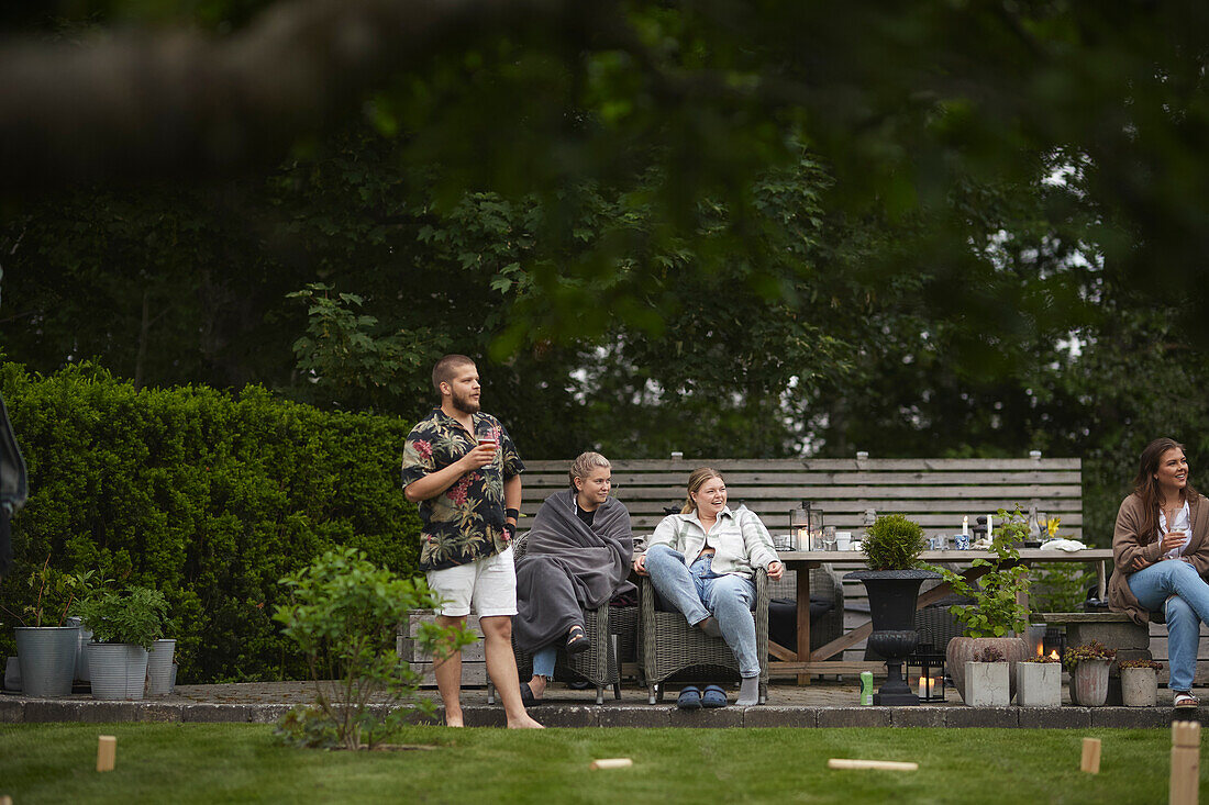 Lächelnde Freunde im Garten