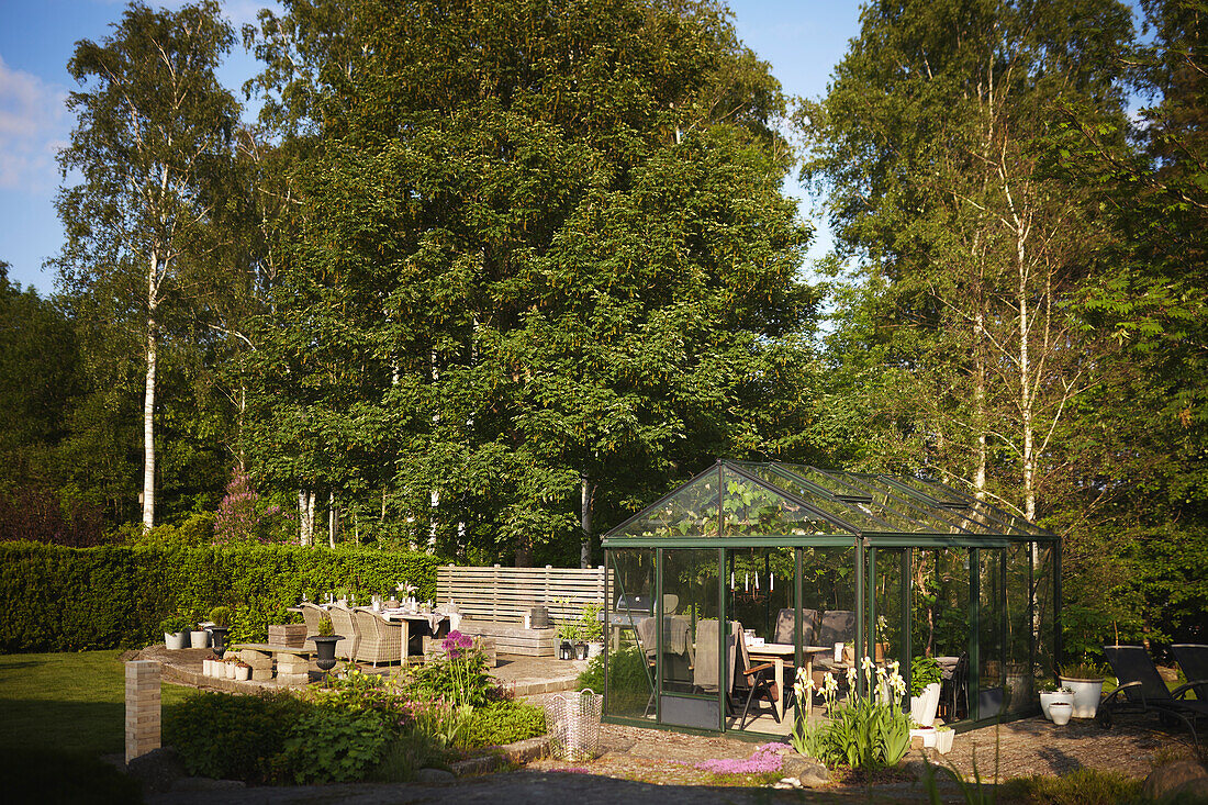 Blick auf einen Garten im Sommer