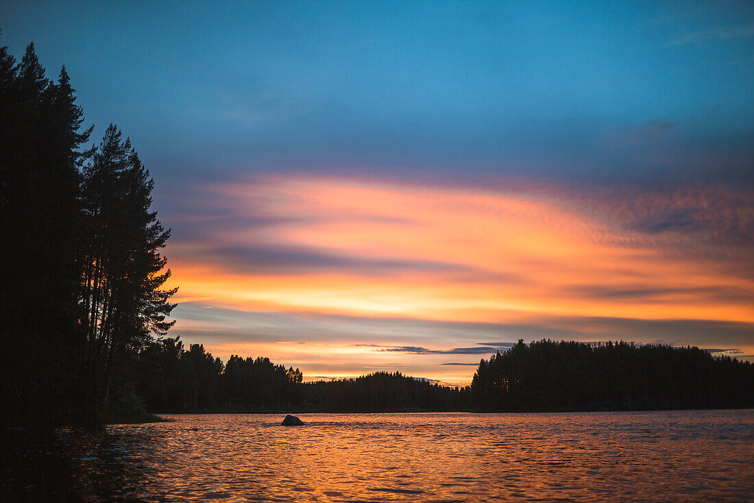 Landschaftlicher Blick auf den See bei Sonnenuntergang