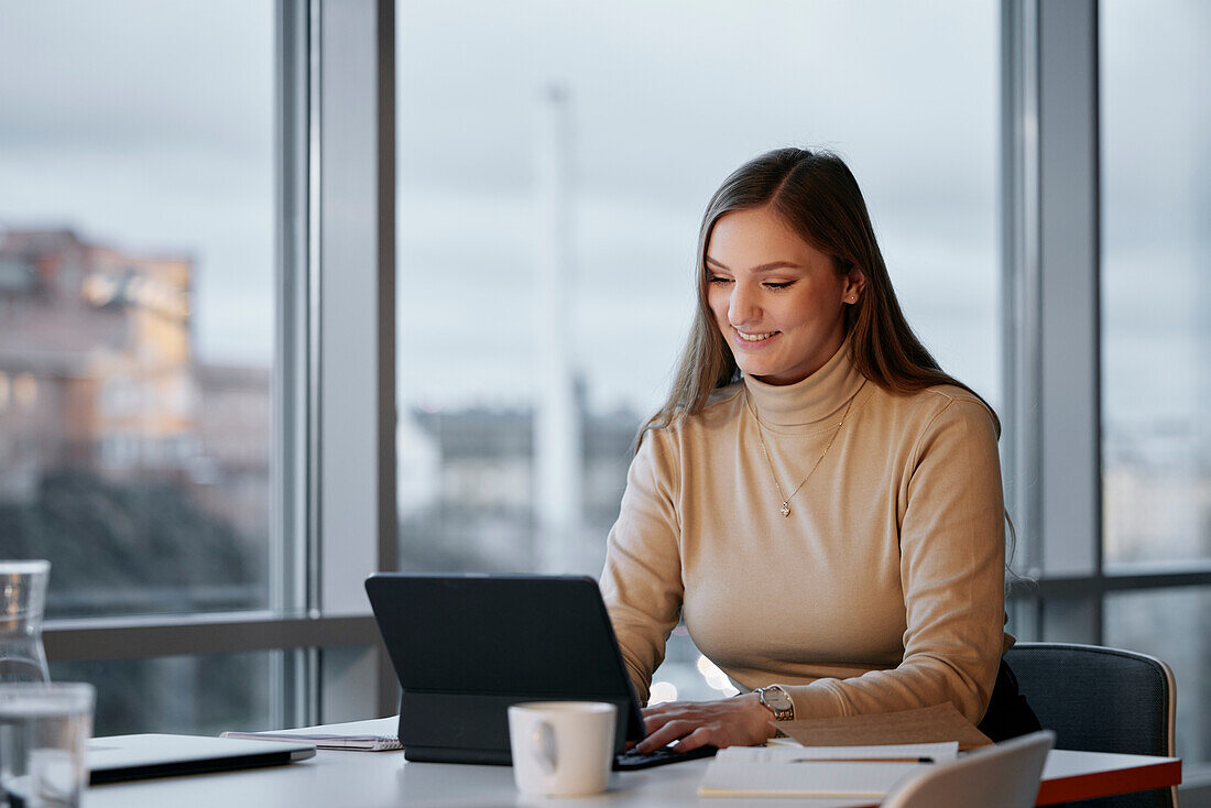 Geschäftsfrau mit Tablet im Büro