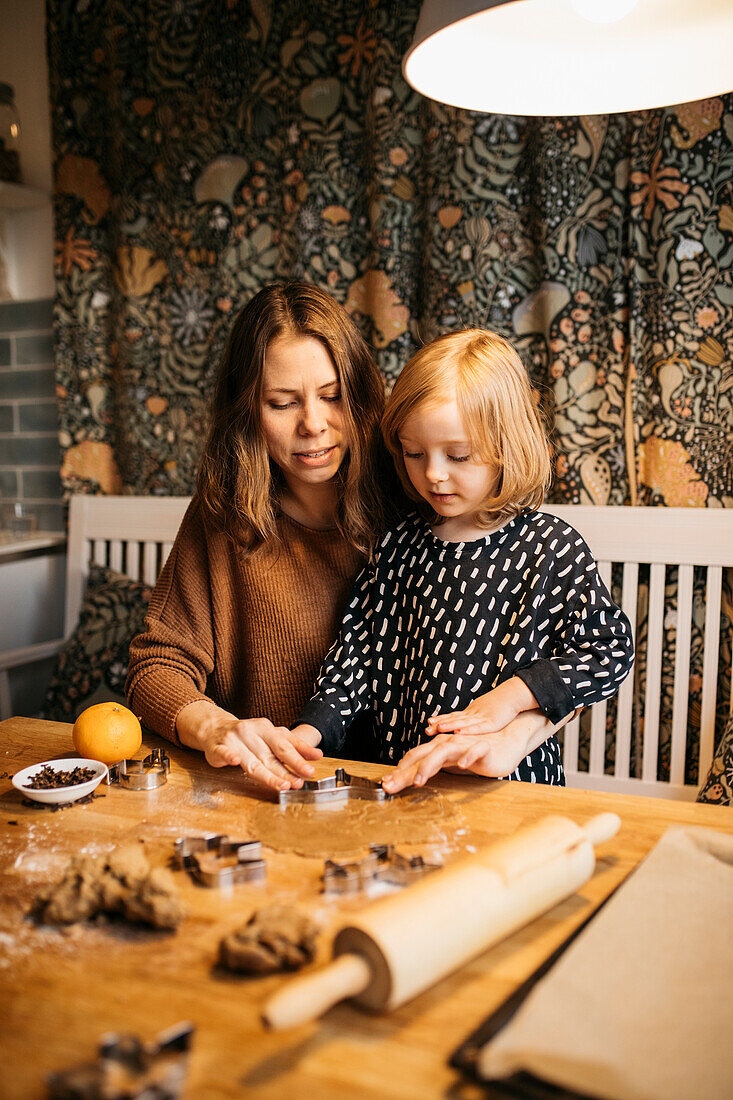 Mutter und Tochter beim Plätzchenbacken