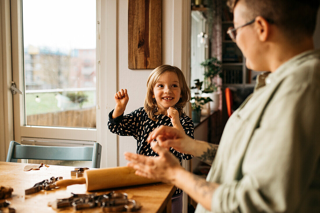 Mutter und Tochter beim Plätzchenbacken