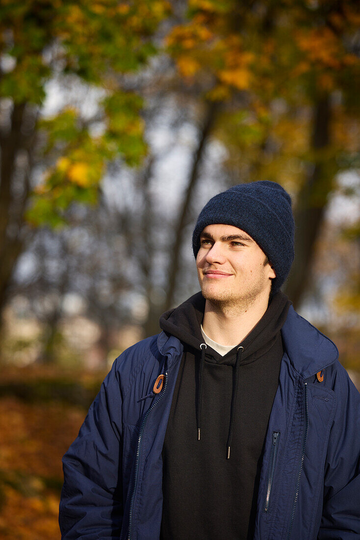 Lächelnder Mann schaut weg