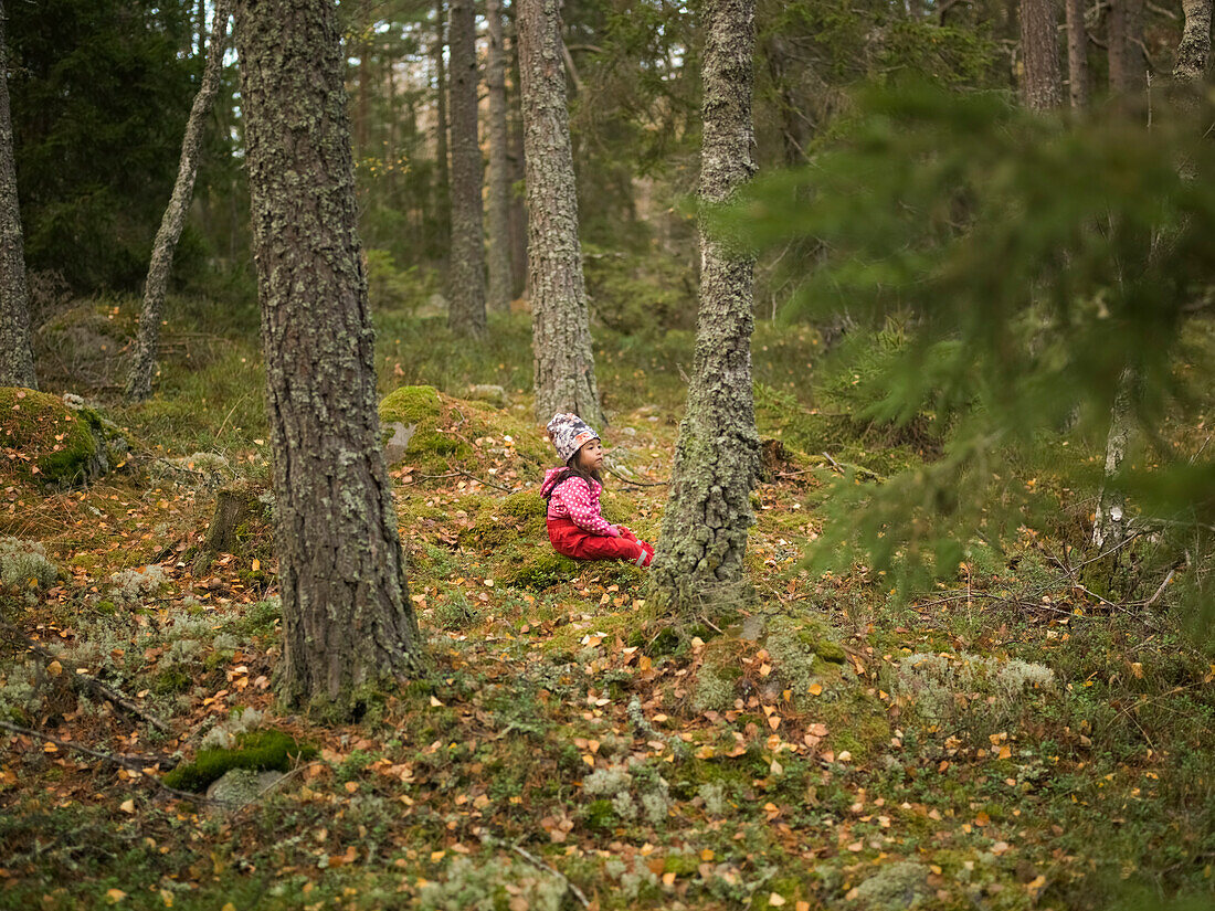 Kleines Mädchen spielt im Wald