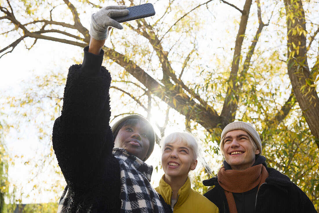 Lächelnde junge Freunde machen ein Selfie