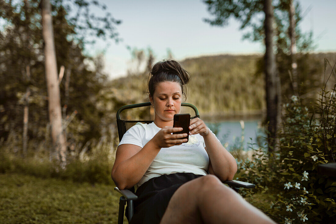 Junge Frau mit Mobiltelefon