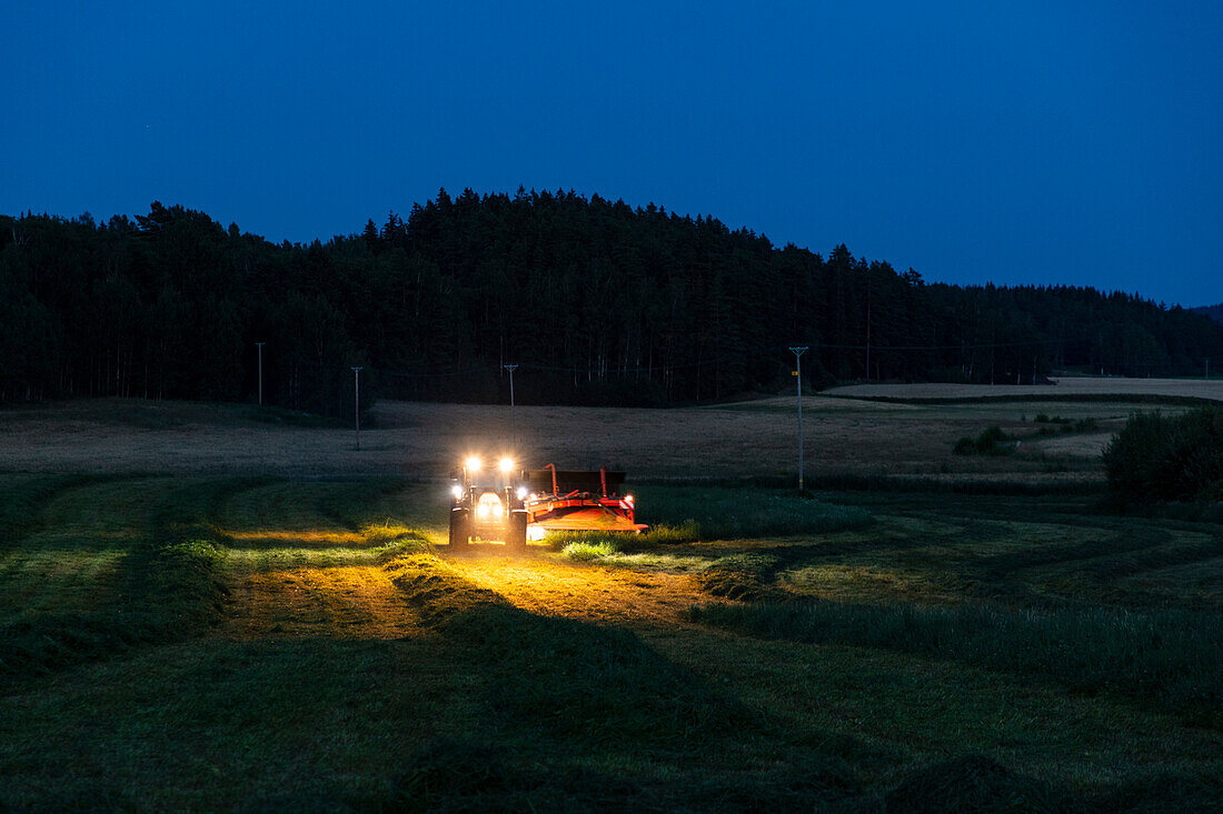 Landmaschine auf einem Bauernhof in der Abenddämmerung