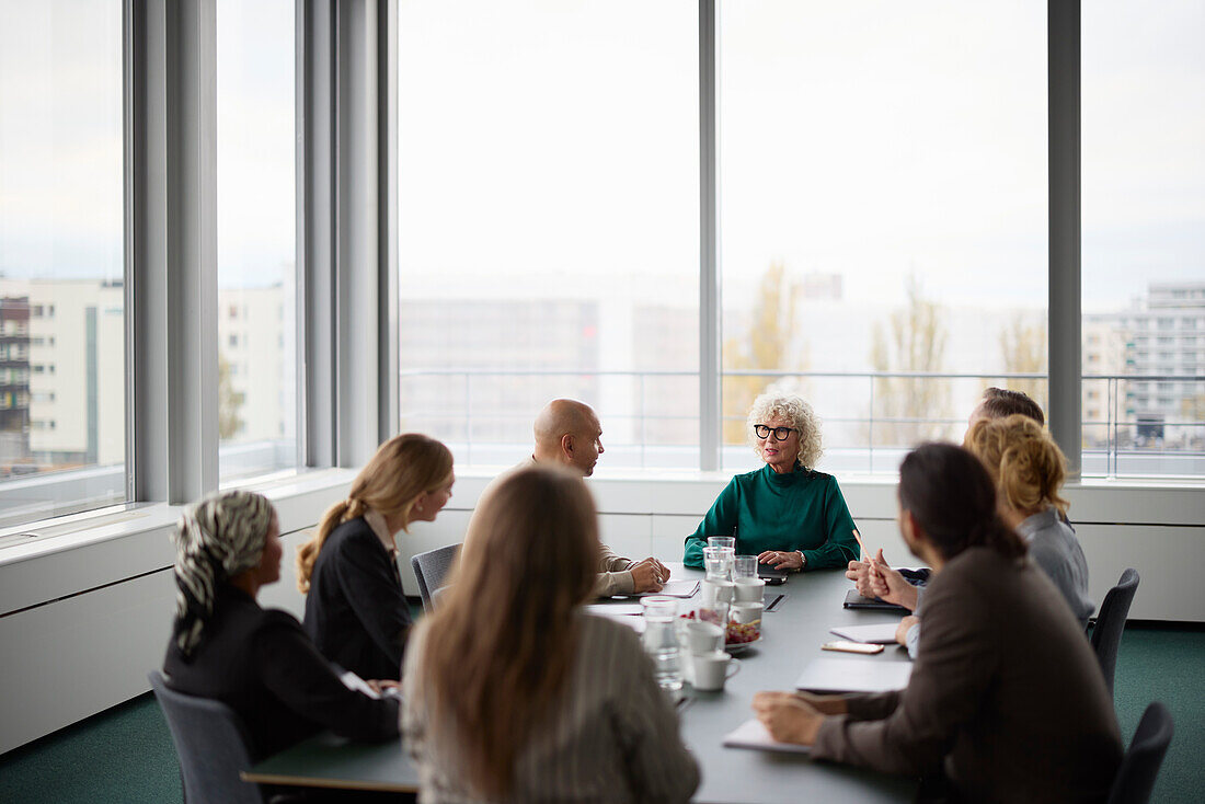 Menschen, die sich während eines Geschäftstreffens unterhalten