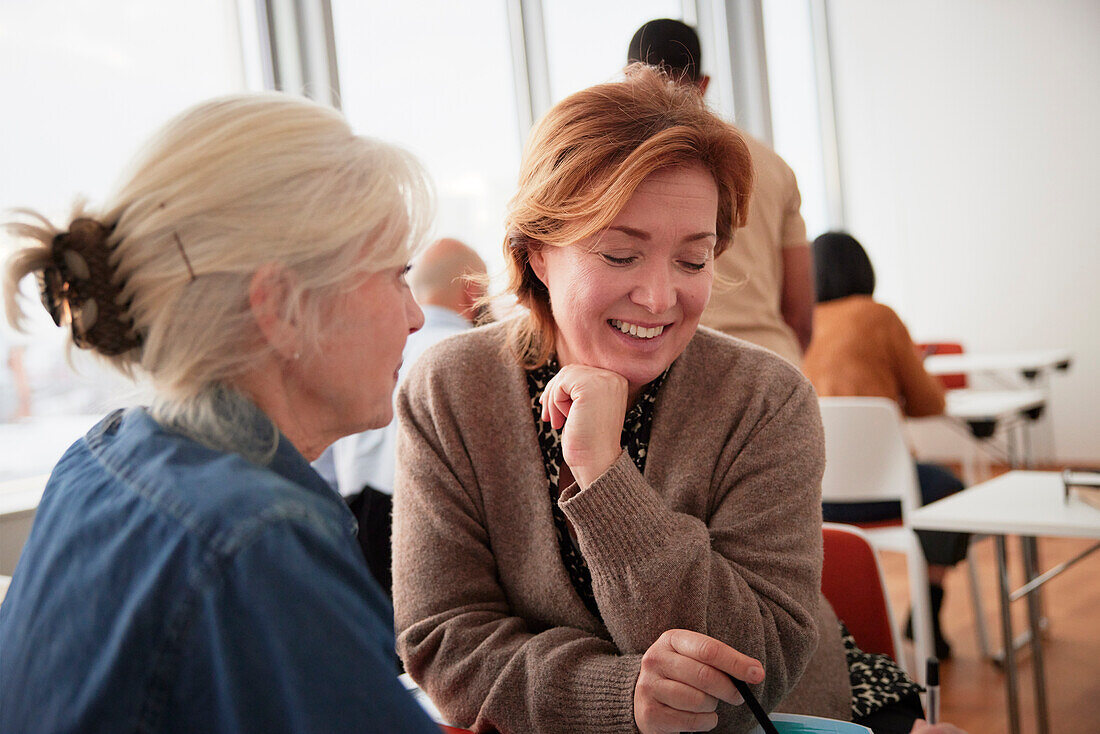 Geschäftsfrauen sitzen zusammen in einem Geschäftsseminar