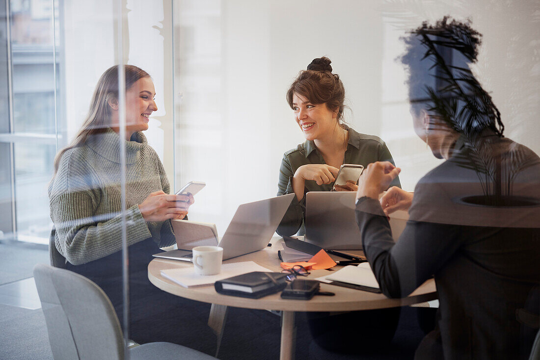 Geschäftsleute, die ein Treffen im Büro haben