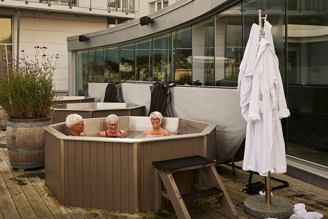 Ältere Frauen entspannen im Whirlpool