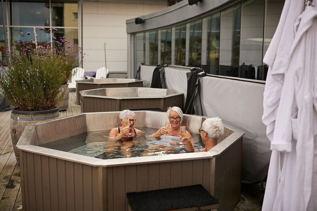 Seniorinnen entspannen im Whirlpool