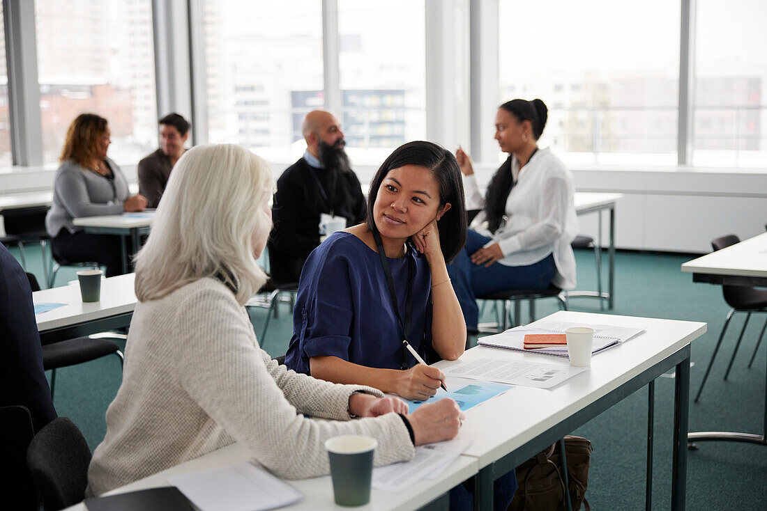 Geschäftsleute mit Seminar im Büro