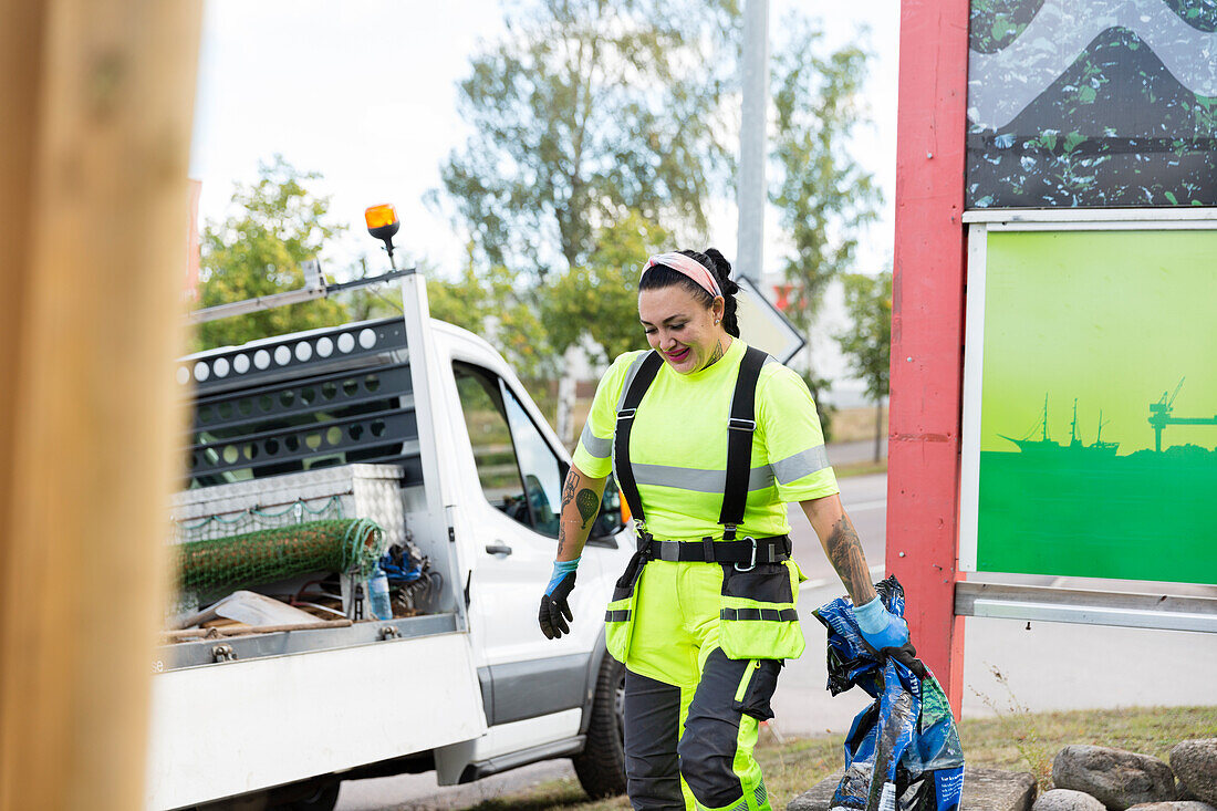 Arbeiterin im Landschaftsbau