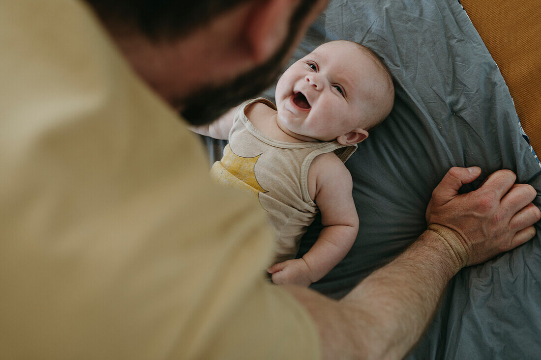 Vater spielt mit Baby