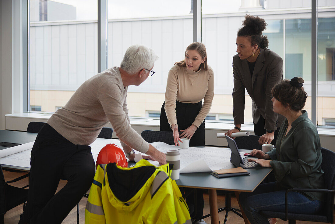 Besprechung von Architekten in einem Büro