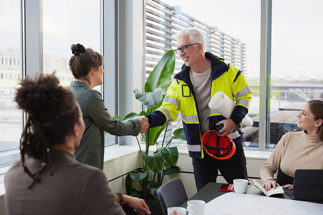 Architekten mit Besprechung im Büro