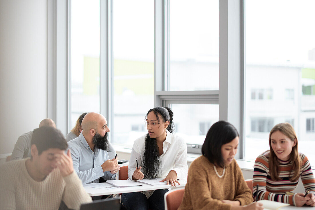 Erwachsene Schüler sitzen in der Klasse