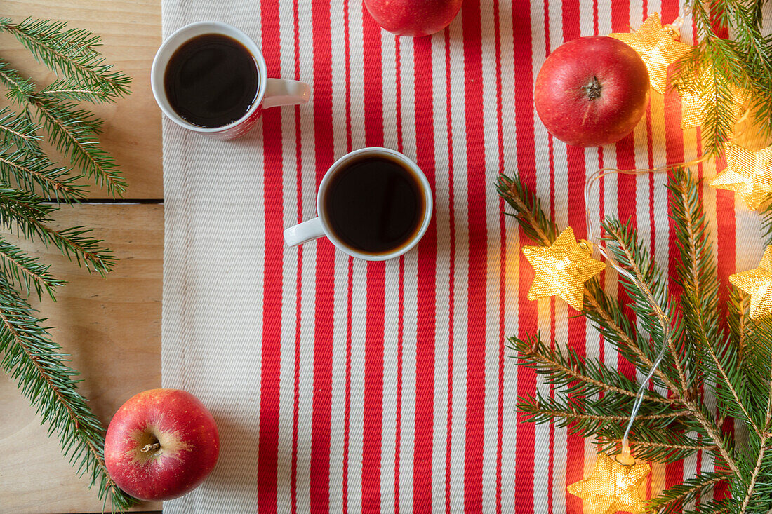 Gedeckter Tisch mit Weihnachtsdekoration