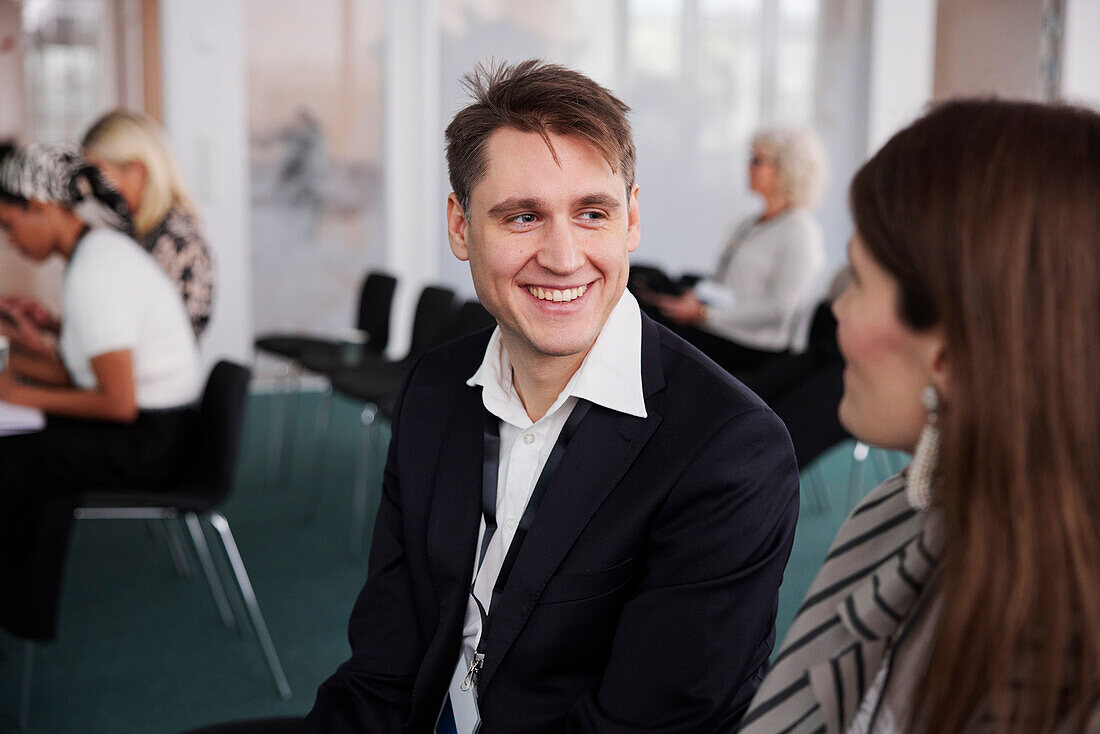Lächelnder Geschäftsmann während eines Meetings