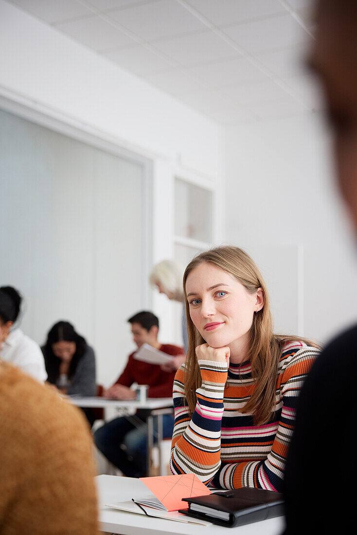 Porträt einer lächelnden Frau in der Klasse