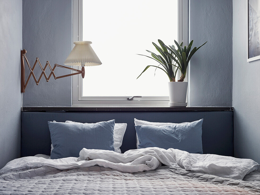 Blick auf das Bett im Schlafzimmer