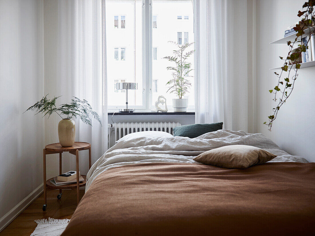 Blick auf das Bett im Schlafzimmer