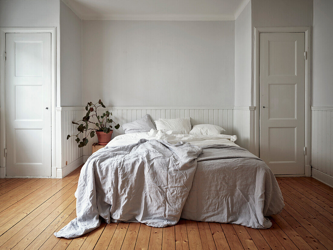 Blick auf das Bett im Schlafzimmer