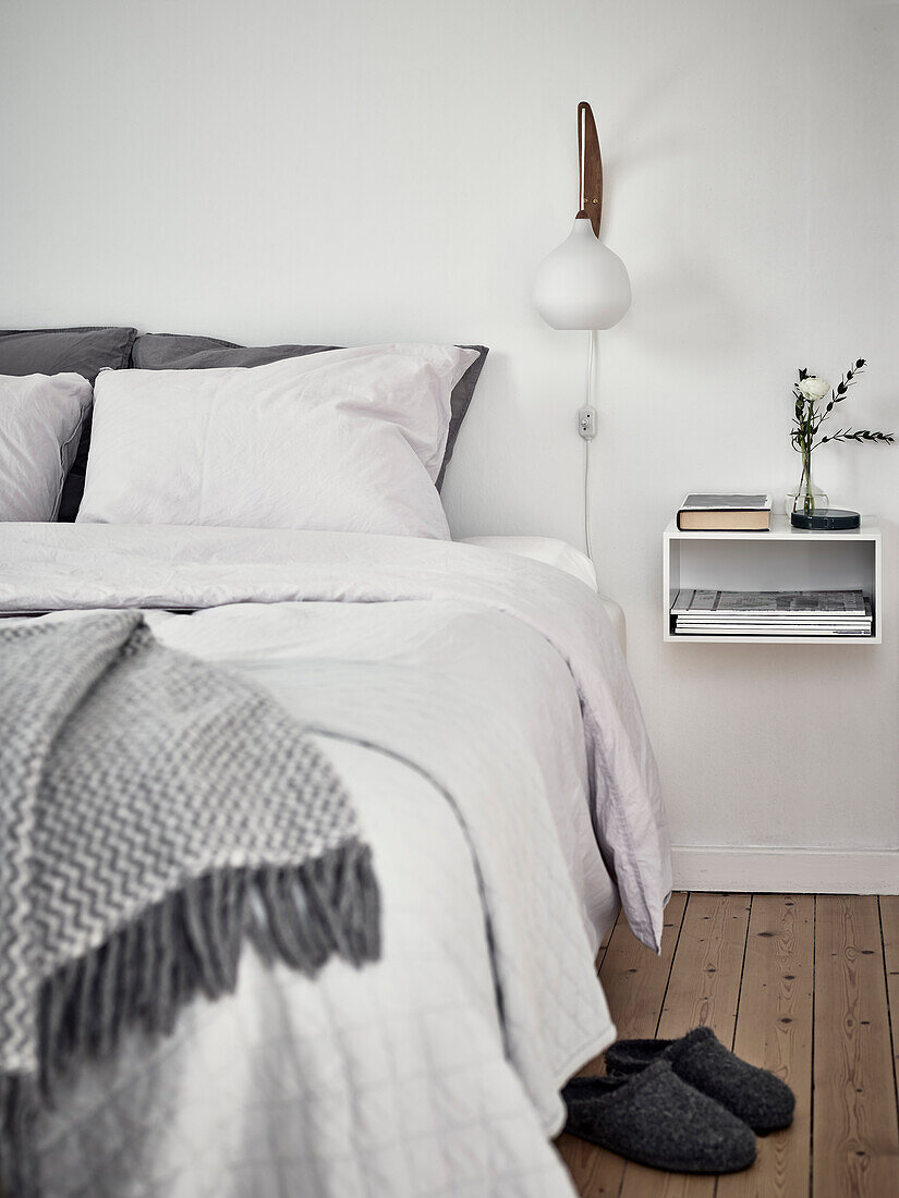 Blick auf das Bett im Schlafzimmer