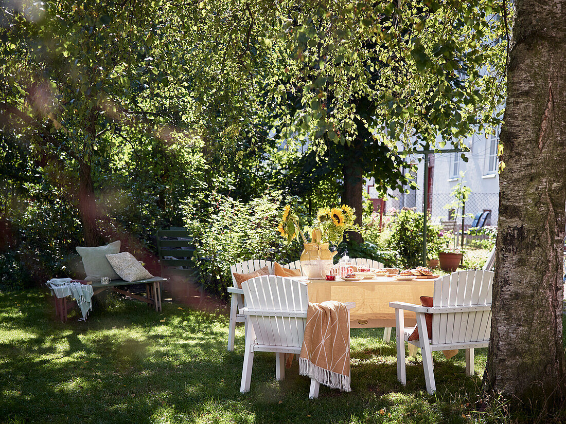 Gedeckter Tisch im Garten