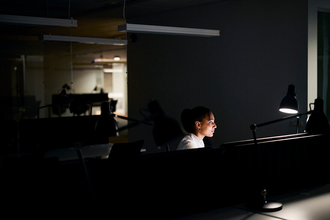 Frau mit Überstunden im Büro