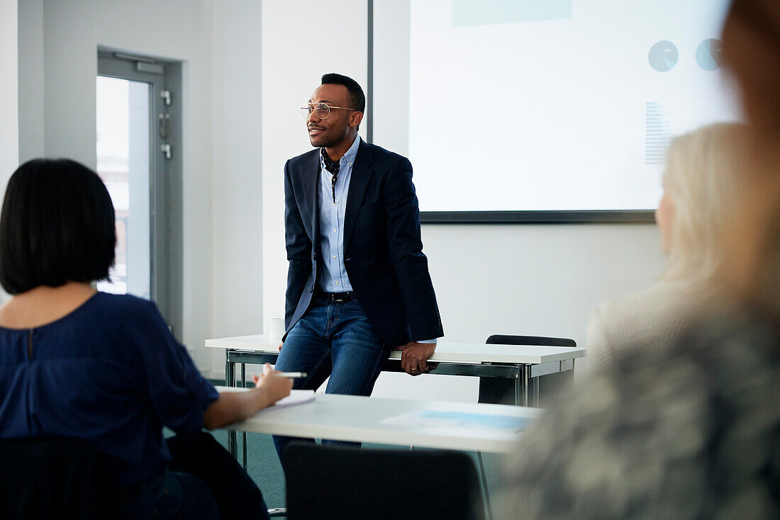 Geschäftsmann präsentiert vor Kollegen während eines Meetings