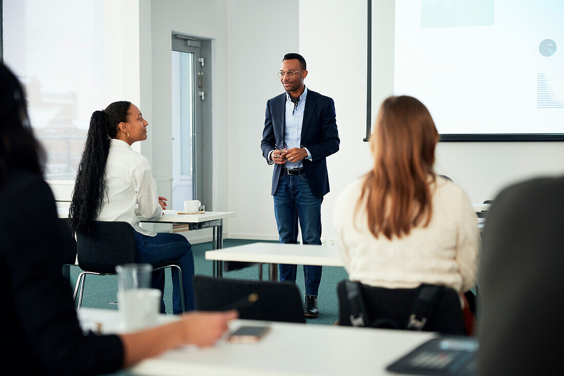 Geschäftsmann präsentiert vor Kollegen während eines Meetings