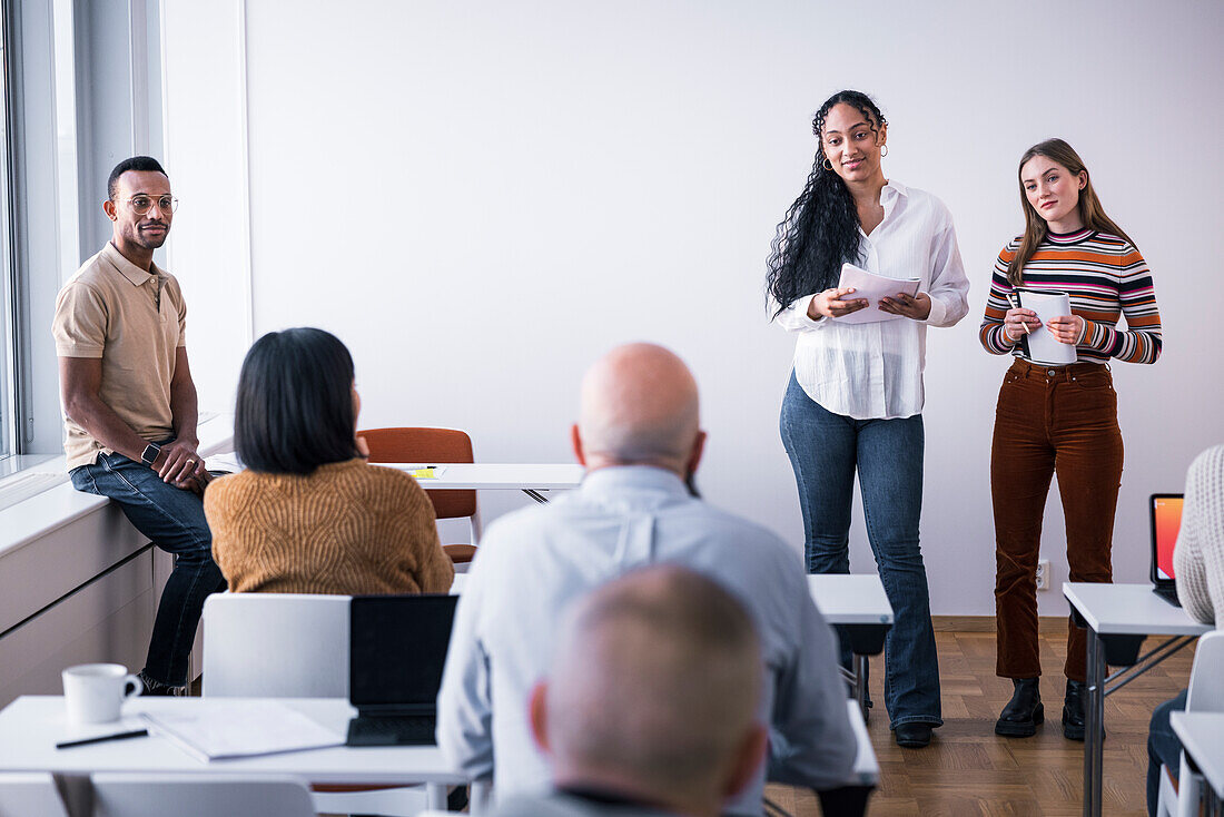 Frauen halten ein Referat im Seminar