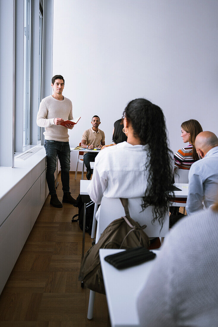 Mann hält Präsentation im Seminar